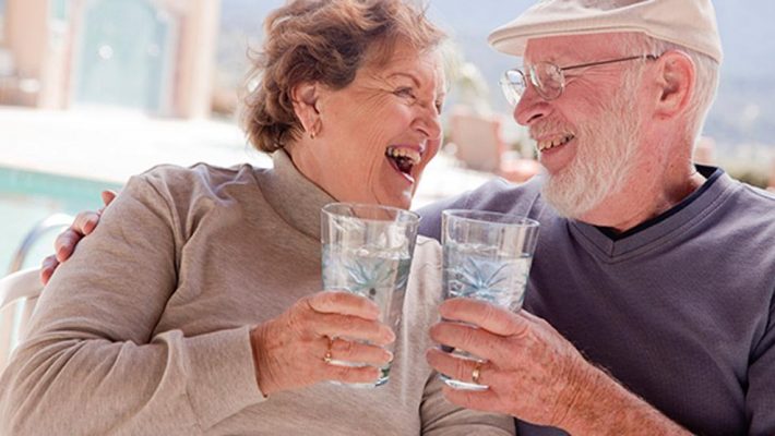 ¿Cuánta agua debo tomar si soy diabético y estoy enfermo?