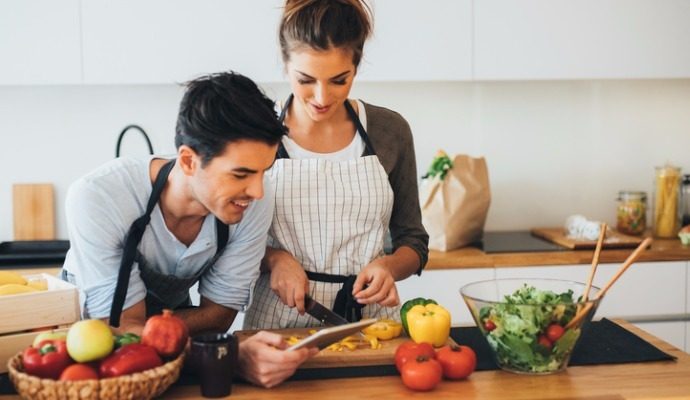 ¿Cómo puedo ayudar a mi esposo(a) a cuidar su alimentación?